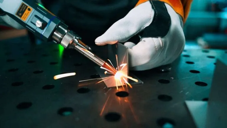 AK-Industry-Handlaser-Schweisen-Still-05-scaled-1-768x432-1